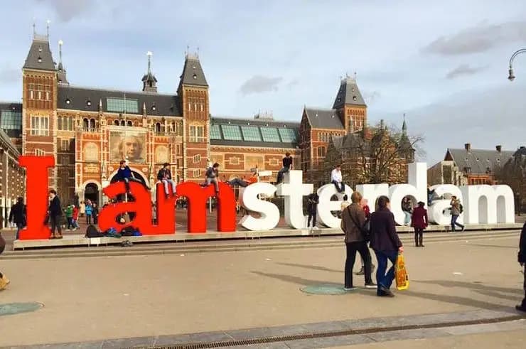 "I amsterdam" sign in front of palatial building